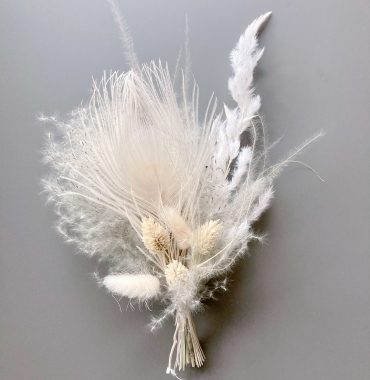 Small bouquet of dried flowers "gray" peacock feathers