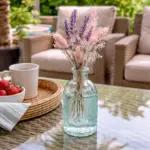Kleiner Trockenblumenstrauß mit Glasvase, Vintage, Lavendelmix