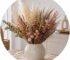 Verschiedene Trockenblumenarten in einer Vase als Inspiration für natürliche Wohn- und Tischdekoration.