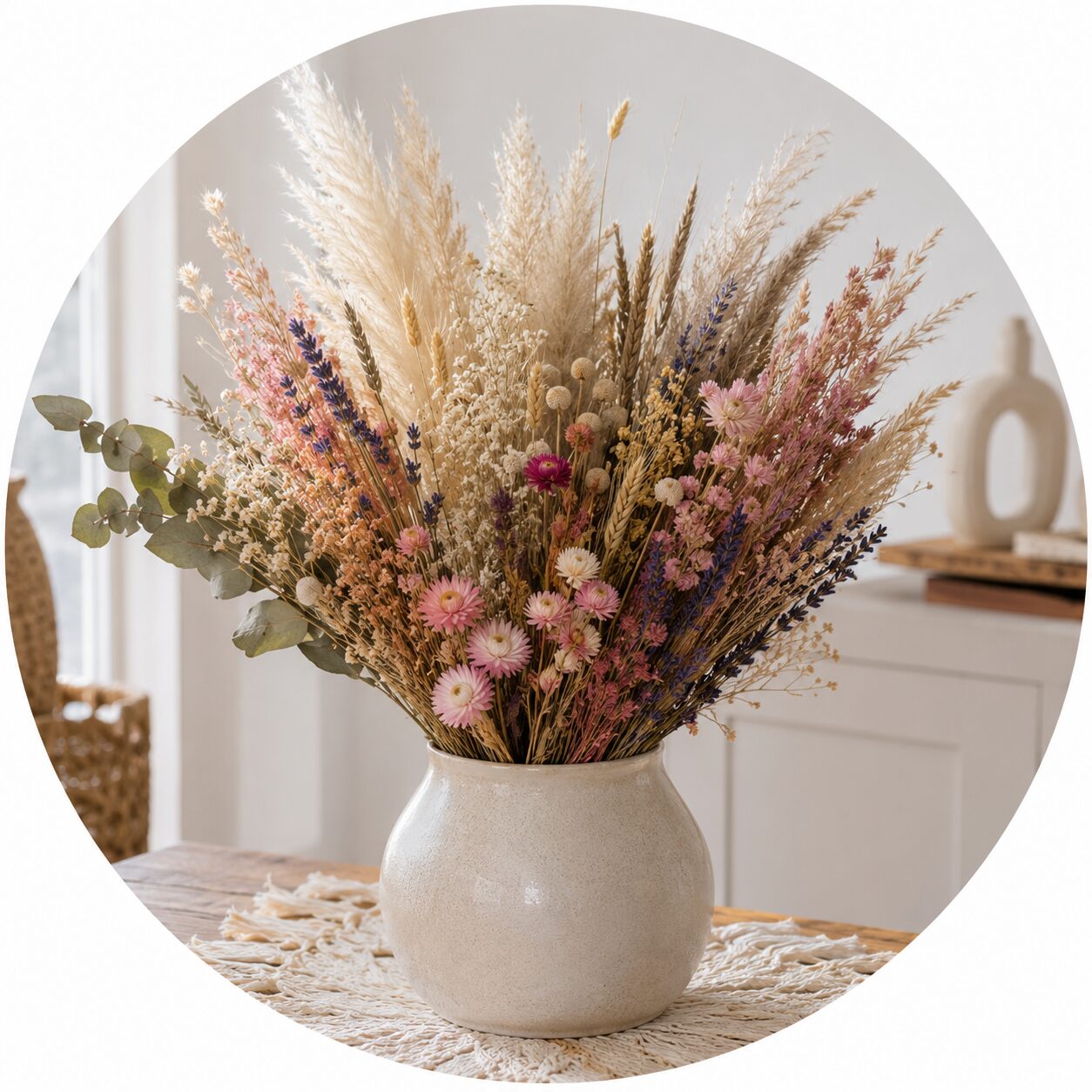 Verschiedene Trockenblumenarten in einer Vase als Inspiration für natürliche Wohn- und Tischdekoration.