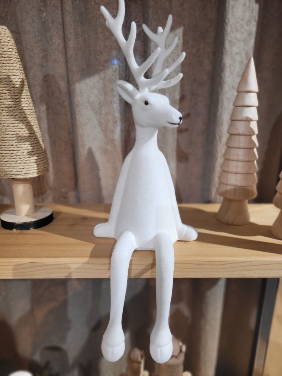 Weißer Hirsch beflockt, Kantenhocker Elch – Rentierfigur samtig - Weihnachtsdeko Modern- 2 Größen