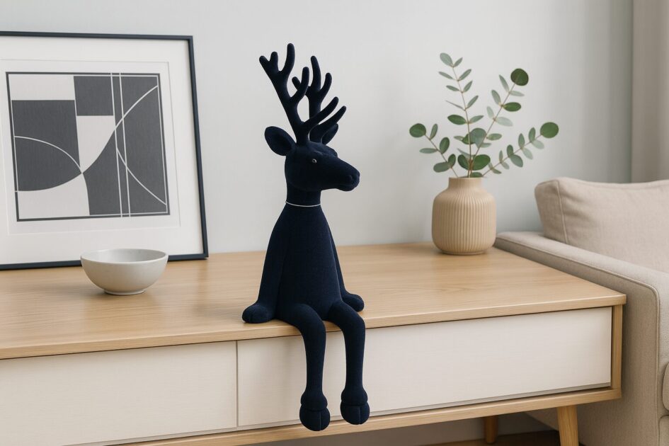 Schwarzer Hirsch beflockt - Kantenhocker Elch – Rentierfigur samtig - Weihnachtsdeko Modern - 2 Größen