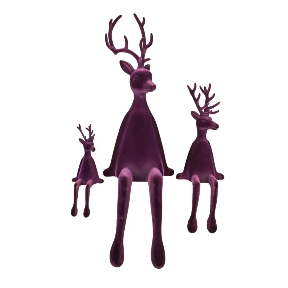Beflockter Hirsch Kantenhocker in Pflaume – Rentierfigur samtig - Weihnachtsdeko edel