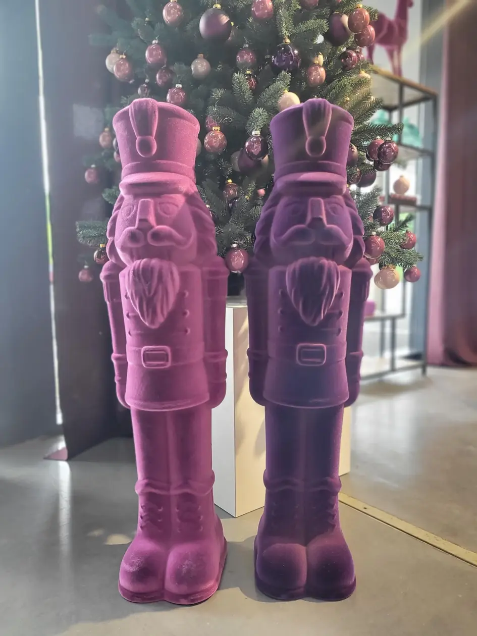 XL Nussknacker beflockt - Weihnachtsdeko Samt, lila & pink – Weihnachtsfigur Modern aus Kunststoff