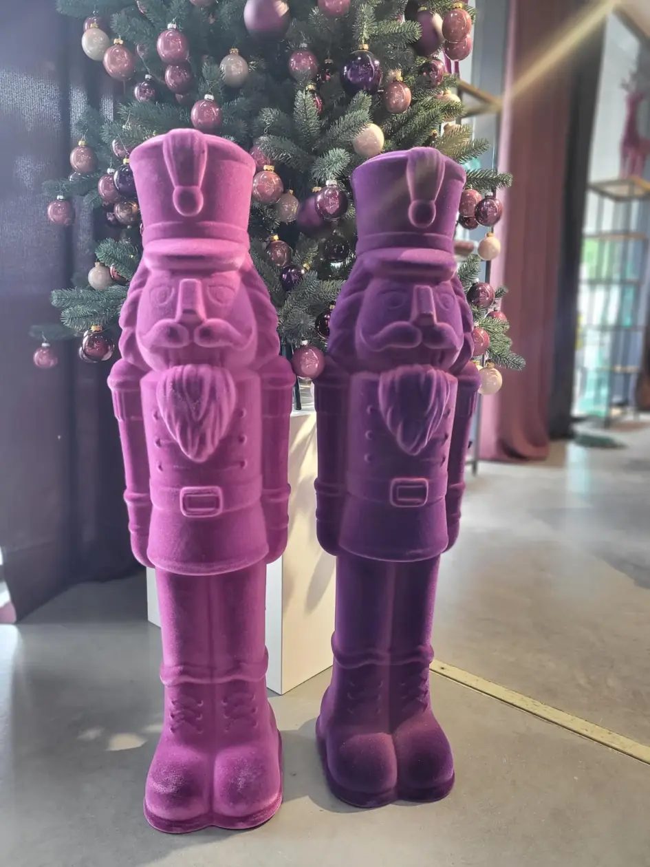 XL Nussknacker beflockt - Weihnachtsdeko Samt, lila & pink – Weihnachtsfigur Modern aus Kunststoff