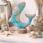 Deko Delfin aus Metall - Maritime Delfin Figur - Metallfigur auf Holzsockel