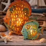 Metall Fisch Windlicht in Orange und Türkis auf weißem Hintergrund – maritime Deko mit Kerze für Wohnzimmer, Terrasse oder Garten