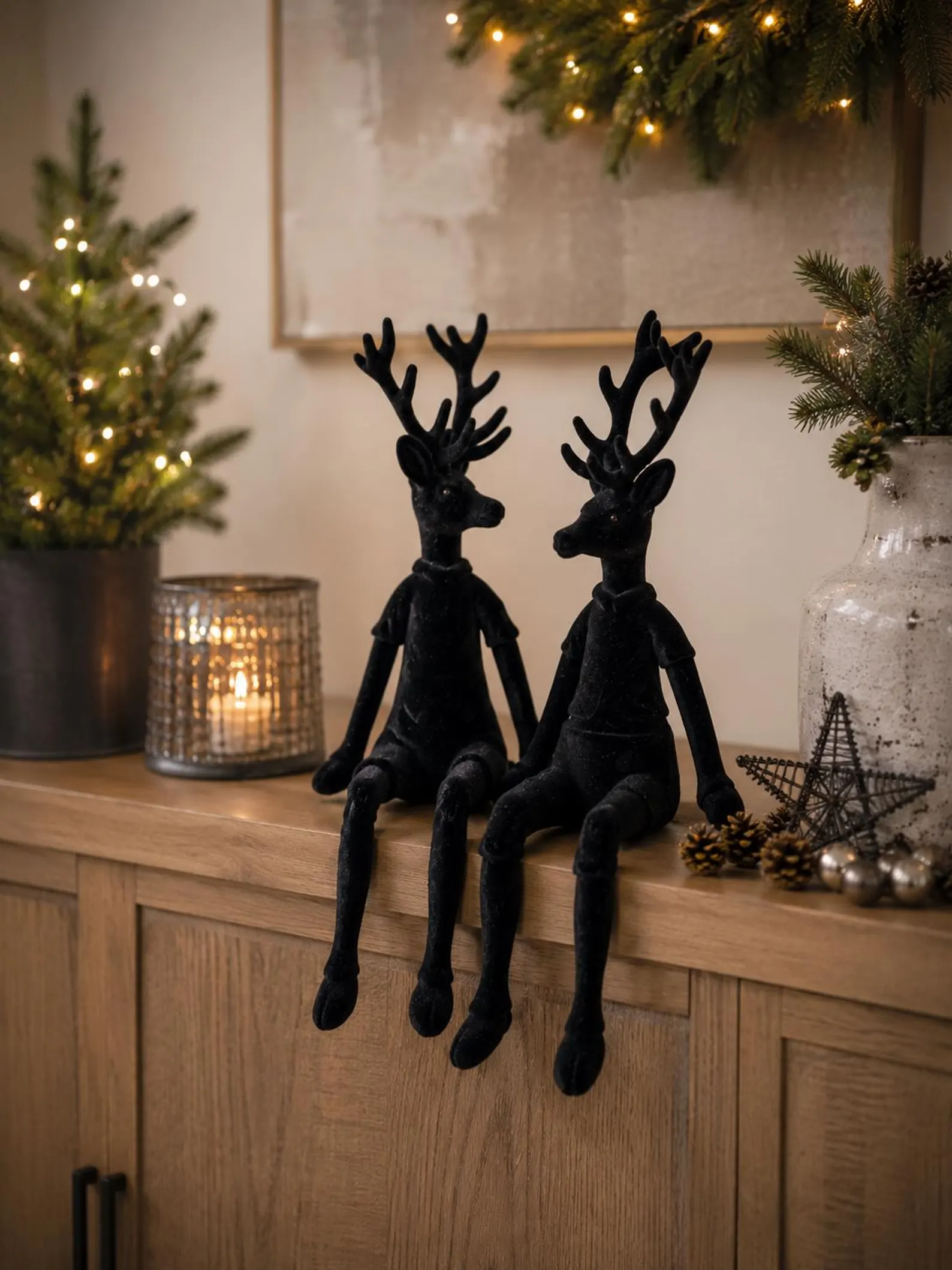 Kantenhocker Hirsch Kantenhocker Hirsch Schwarz – Beflockte Rentierfigur, Weihnachtsdeko, Mann oder Frau, 2 Größen – Bild 1
