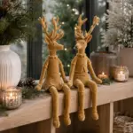 Kantenhocker Hirsch Hellbraun – Beflockte Rentierfigur, Weihnachtsdeko, Mann oder Frau, 2 Größen
