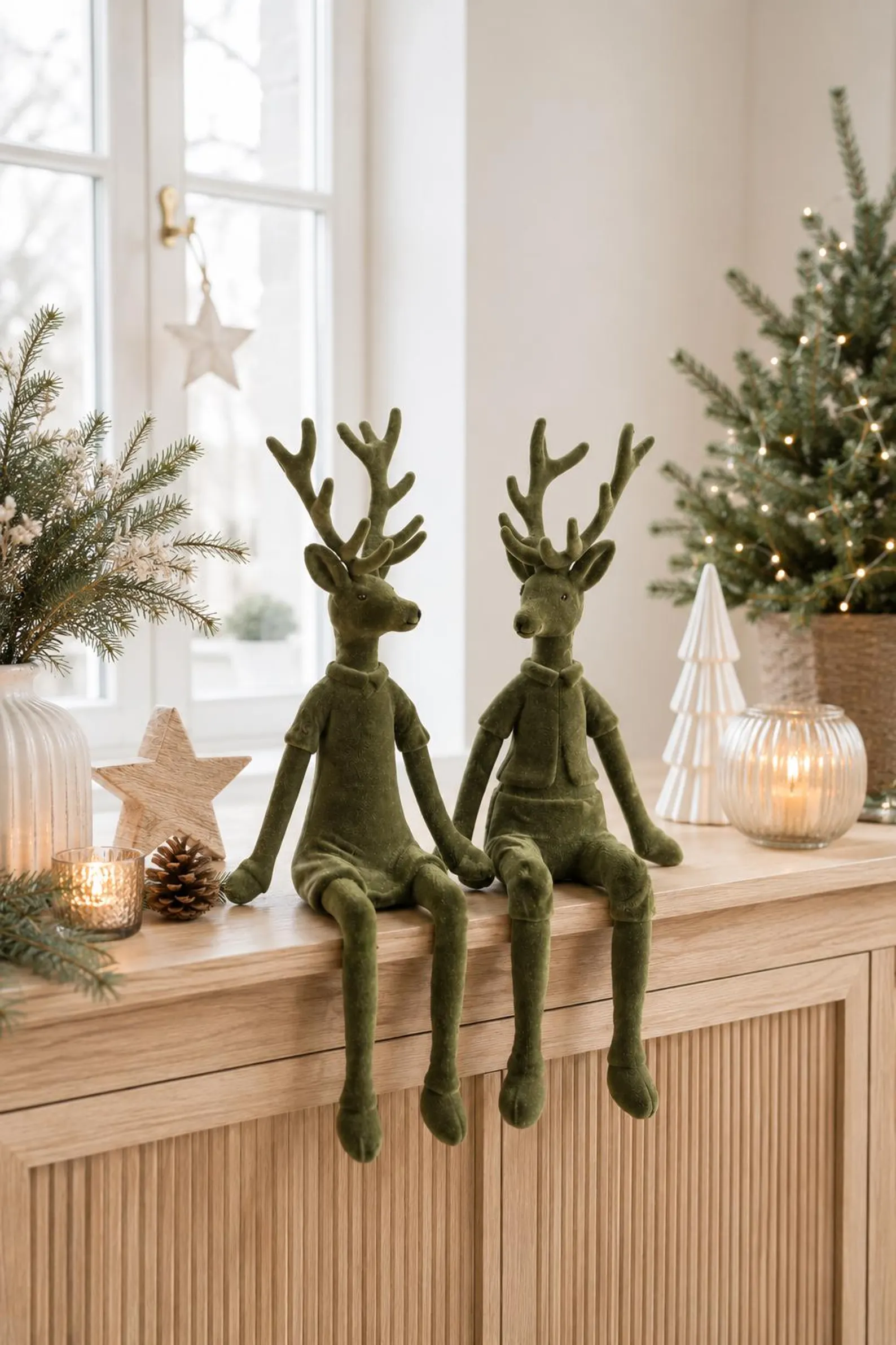 Kantenhocker Hirsch Kantenhocker Hirsch Grün – Beflockte Rentierfigur, Weihnachtsdeko, Mann oder Frau, 2 Größen – Bild 1