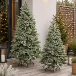 Künstlicher Weihnachtsbaum Weiß gefrostet – Deko Tannenbaum mit Zapfen | Moderne Weihnachtsdeko, 2 Größen