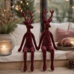 Kantenhocker Hirsch Bordeaux – Beflockte Rentierfigur, Weihnachtsdeko, Mann oder Frau, 2 Größen