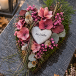 Grabgesteck Herz mit Trockenblumen & Kunstblumen – Grabdeko Allerheiligen