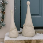 Weihnachtswichtel aus Keramik in Cremeweiß – Skandinavische Weihnachtsdeko mit Zipfelmütze, 2 Größen