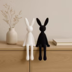 Kantenhocker Hase beflockt, Osterdeko Hase sitzend - 2 Farben