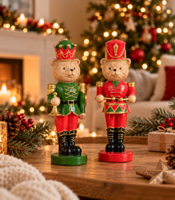 Zwei weihnachtliche Teddybär-Figuren in Nussknacker-Uniform, eine grüne Figur mit Trompete und Krone sowie eine rote Figur mit Trommel.