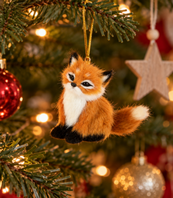 Kleiner sitzender Fuchs aus orangebraunem Kunstfell mit weißer Brust, schwarzen Pfoten und goldfarbener Aufhängeschlaufe.