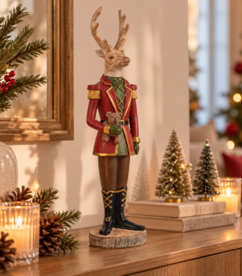 Große Weihnachtsfigur Hirsch mit Geweih in roter Uniform mit goldfarbenen Verzierungen und kleinem Teddybären im Arm, 37 cm hoch.